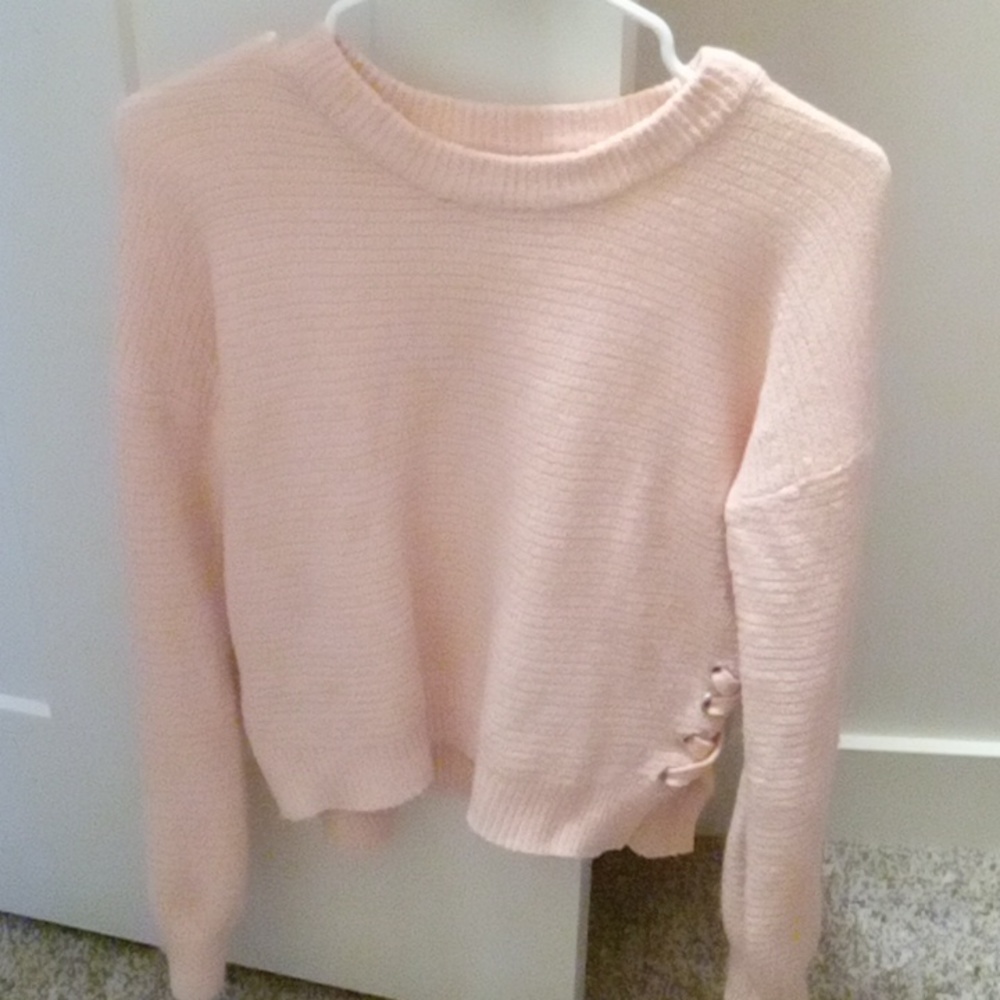 Slit cross tied sweater